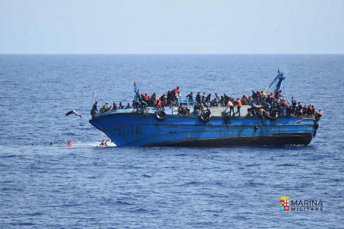 У берегов Ливии перевернулась лодка с беженцами (8 фото)