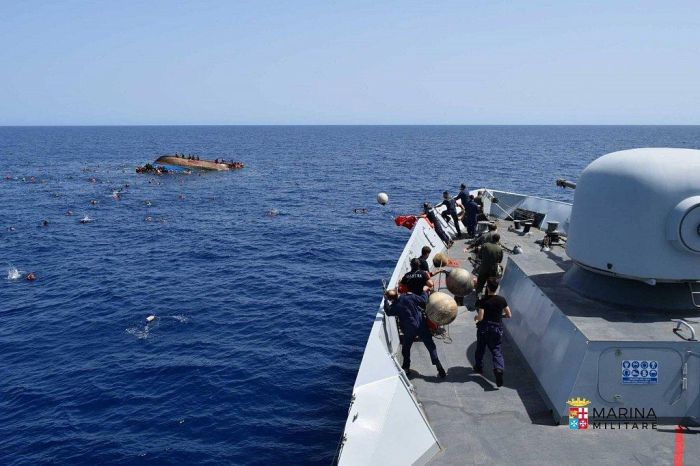У берегов Ливии перевернулась лодка с беженцами (8 фото)