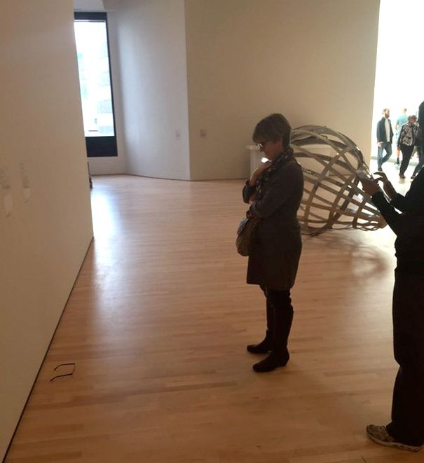 Посетители музея современного искусства приняли оставленные на полу очки за арт-объект (6 фото)