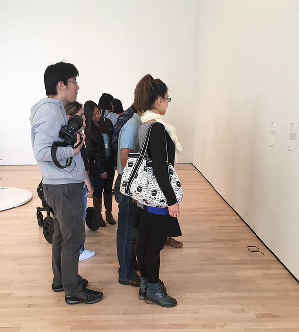 Посетители музея современного искусства приняли оставленные на полу очки за арт-объект (6 фото)
