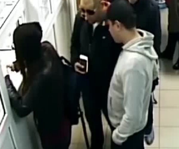 Камера видеонаблюдения зафиксировала кражу денег у девушки