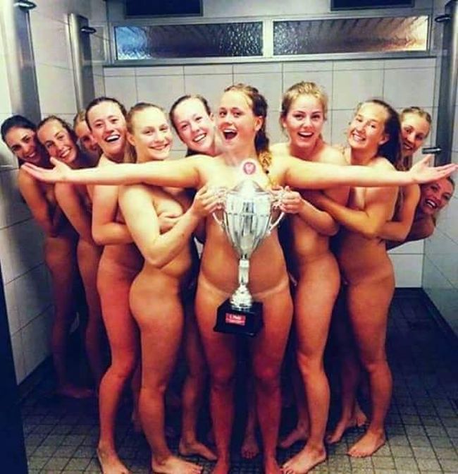 Датские гандболистки поздравили поклонников с победой откровенным снимком в душе (фото)