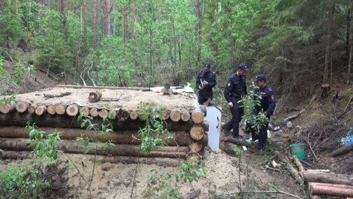 В Костромской области мужчина построил лесную землянку, планируя спастись от апокалипсиса и коллекторов (6 фото)