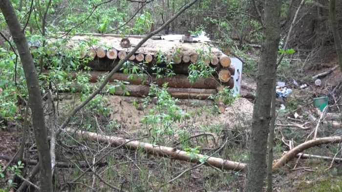 В Костромской области мужчина построил лесную землянку, планируя спастись от апокалипсиса и коллекторов (6 фото)