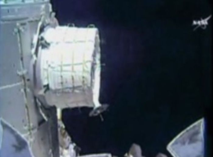На борту МКС появился надувной модуль (4 фото)