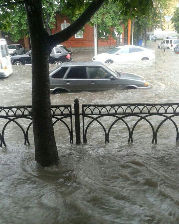 Проливной дождь и потоп во Владикавказе (4 фото + 5 видео)