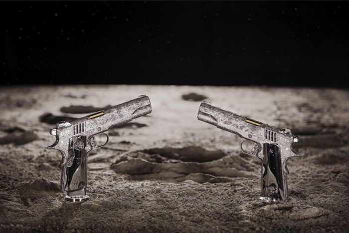 Американцы создали пистолет из метеорита за 4,5 млн долларов (17 фото)