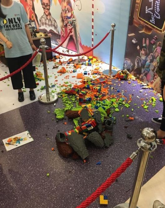 В Китае на выставке Lego Expo ребенок сломал статую за 15 000 долларов (3 фото)