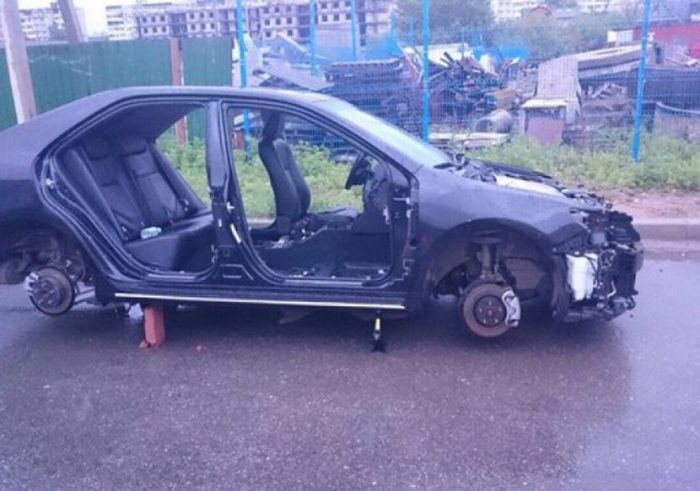 В Хабаровске неизвестные в течение нескольких часов раскурочили припаркованный автомобиль (3 фото)