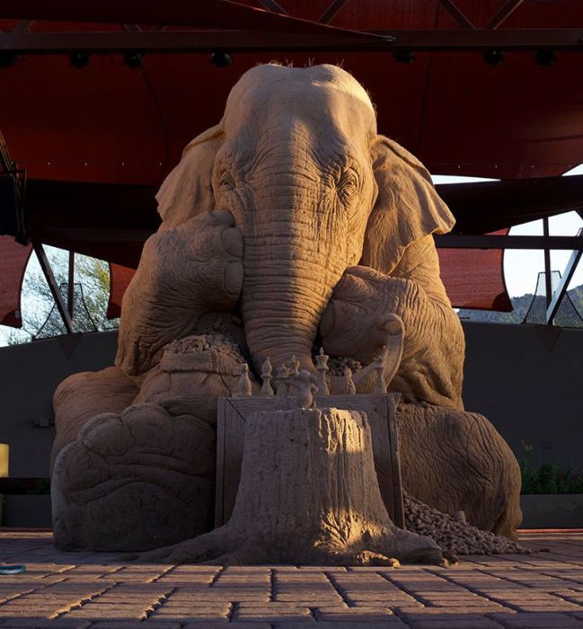 Песочная скульптура, изображающая слона и мышь, играющих в шахматы (9 фото)
