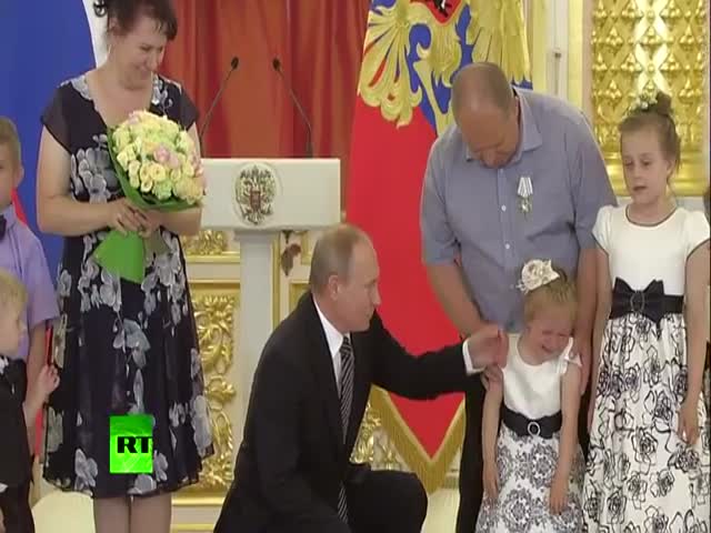 Путин не смог успокоить расплакавшуюся девочку