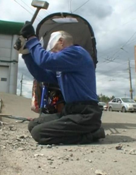 Красноярский инвалид-колясочник сломал бордюр, чтобы проехать к больнице (5 фото)