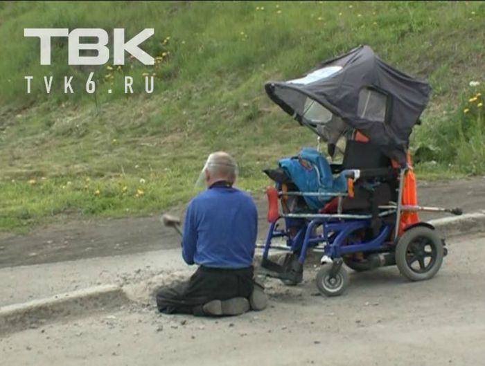 Красноярский инвалид-колясочник сломал бордюр, чтобы проехать к больнице (5 фото)