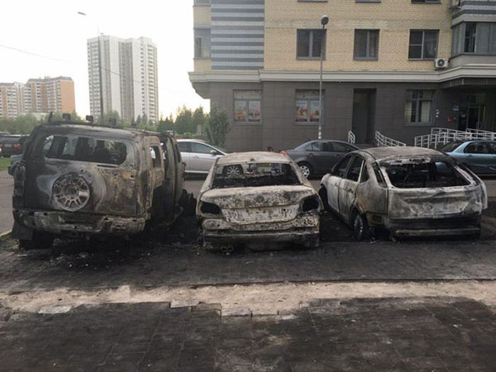 В Южном Бутово сгорело три автомобиля (7 фото)