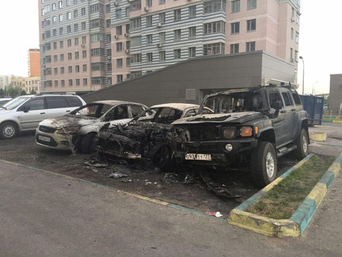 В Южном Бутово сгорело три автомобиля (7 фото)
