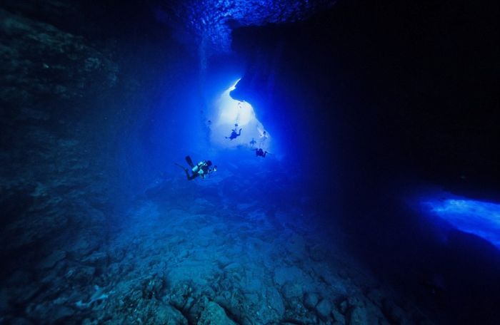 Удивительные подводные пещеры на снимках Чарли Юнга (13 фото)