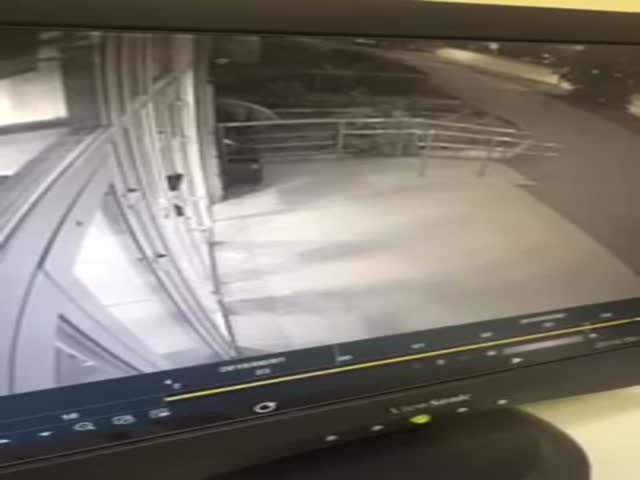 Грабитель взорвал банкомат при помощи газа из шариков