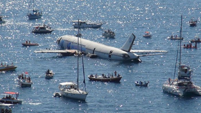 На турецком курорте затопили самолет Airbus A300 ради привлечения туристов (3 фото)