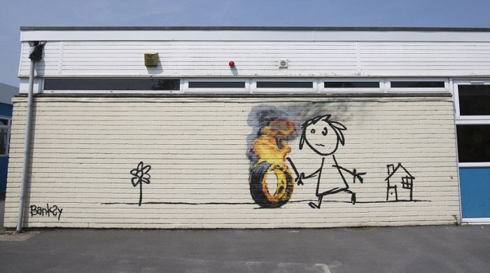 Уличный художник Бэнкси оставил граффити на стене школы в родном Бристоле (5 фото)