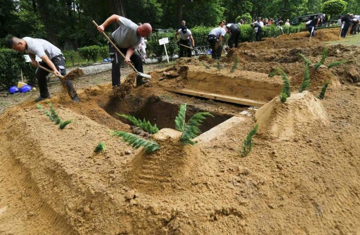 В Венгрии прошел первый национальный конкурс могильщиков (12 фото)