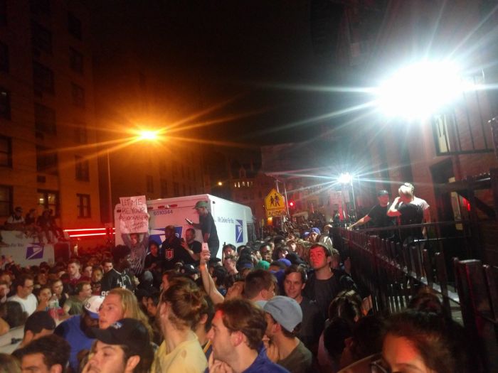 Тысячи людей собрались на улицах Нью-Йорка из-за слухов о предстоящем концерте Канье Уэста (12 фото + 2 видео)