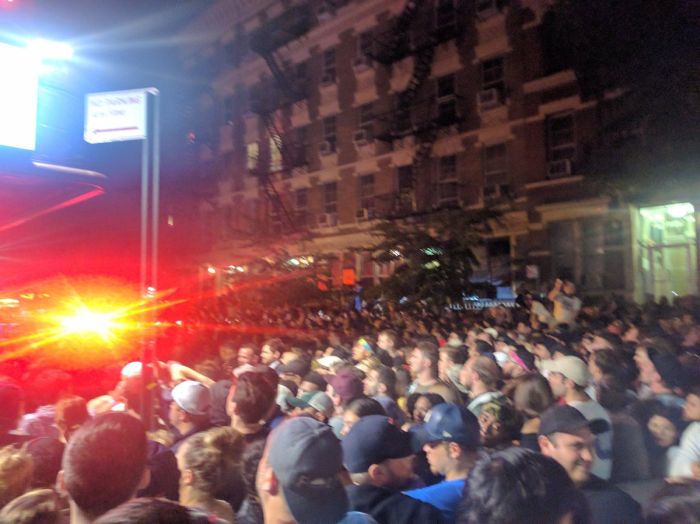 Тысячи людей собрались на улицах Нью-Йорка из-за слухов о предстоящем концерте Канье Уэста (12 фото + 2 видео)
