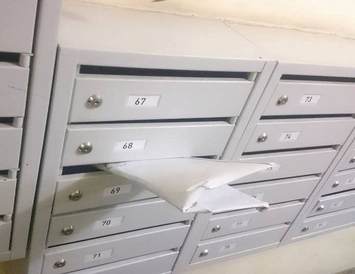 «Почта России» поломала пластинку, чтобы она уместилась в почтовом ящике (2 фото)