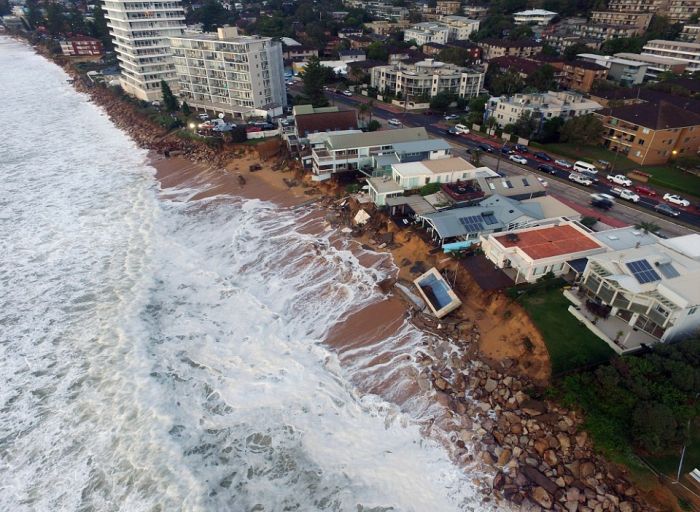 Жители побережья Сиднея пострадали от сильного шторма (10 фото)