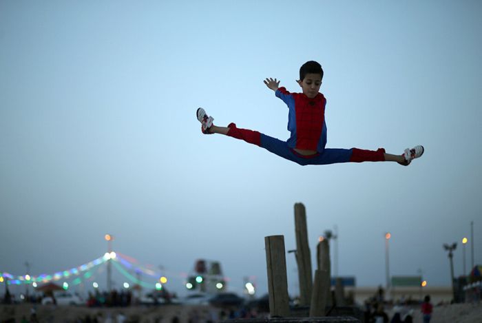 Невероятно гибкий мальчик из Газы по прозвищу Человек-паук (10 фото)