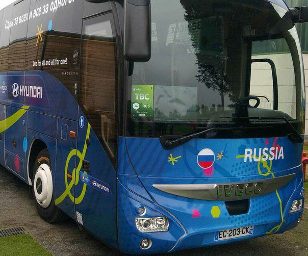 Автобус сборной России по футболу на чемпионате Европы (3 фото)