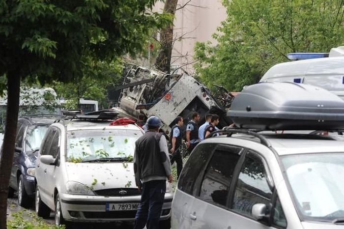 В Стамбуле рядом с автобусной остановкой произошел взрыв (10 фото)