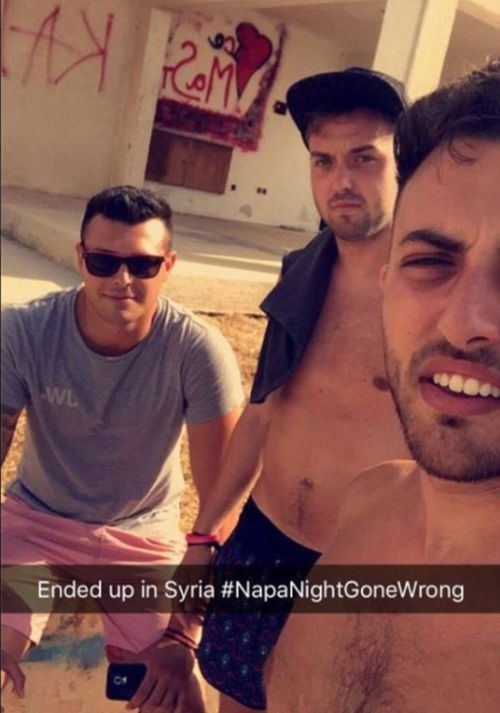 Британцы обманули крупные СМИ фейковой историей о незапланированном путешествии из Греции в Сирию (4 фото)