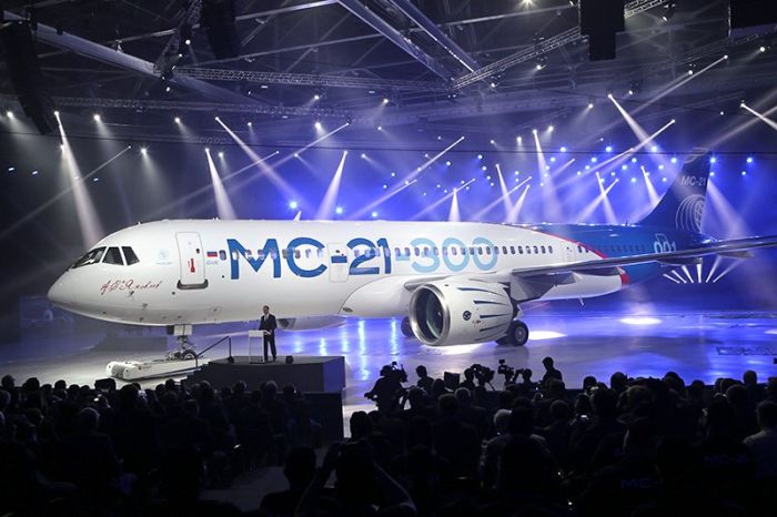 В Иркутске представили новейший отечественный пассажирский самолет МС-21(6 фото)