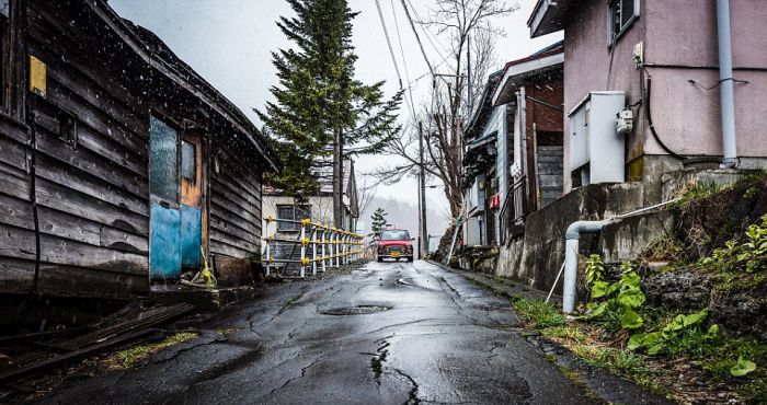 Заброшенный шахтерский город в Японии (35 фото)
