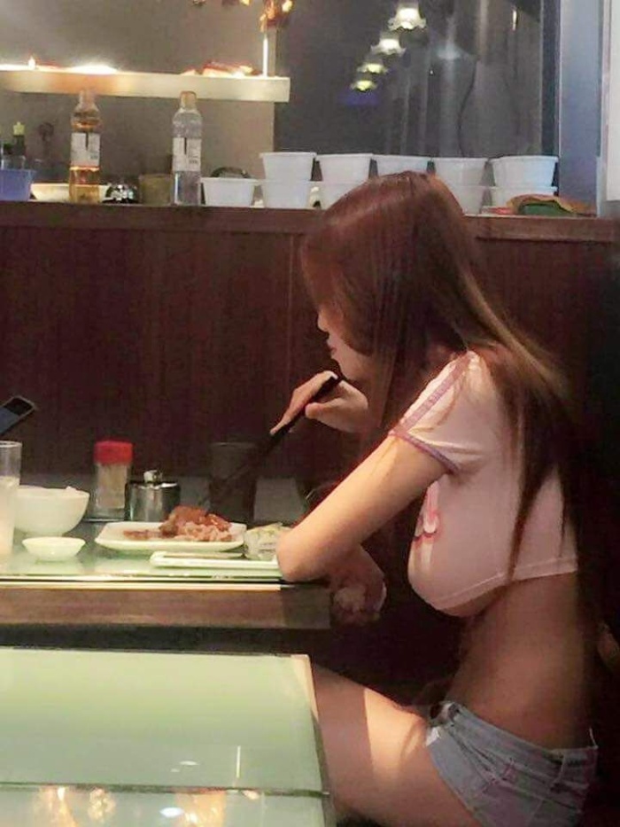 Китаянка стала звездой сети, пообедав в кафе (5 фото)