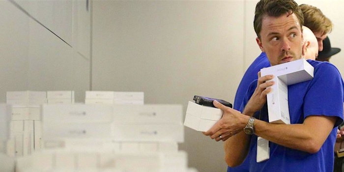 Злоумышленники украли 86 смартфонов из нью-йоркских Apple Store (4 фото)