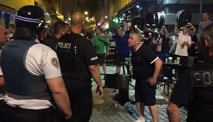 Британские болельщики устроили беспорядки в Марселе (10 фото + 2 видео)