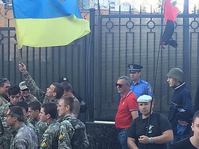 «Правый сектор» заблокировал российское генконсульство в Одессе (10 фото)