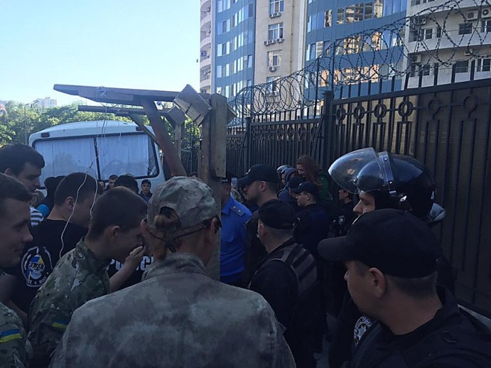 «Правый сектор» заблокировал российское генконсульство в Одессе (10 фото)