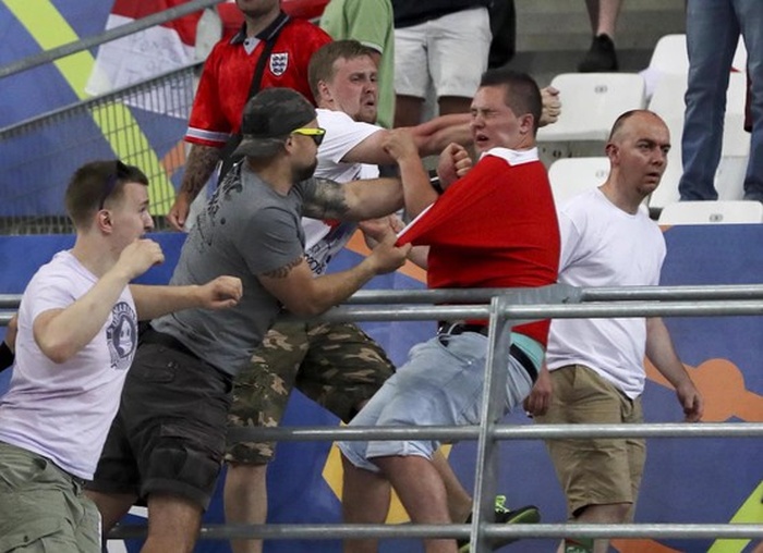 В Марселе произошли столкновения между российскими и английскими болельщиками (20 фото + 2 видео)