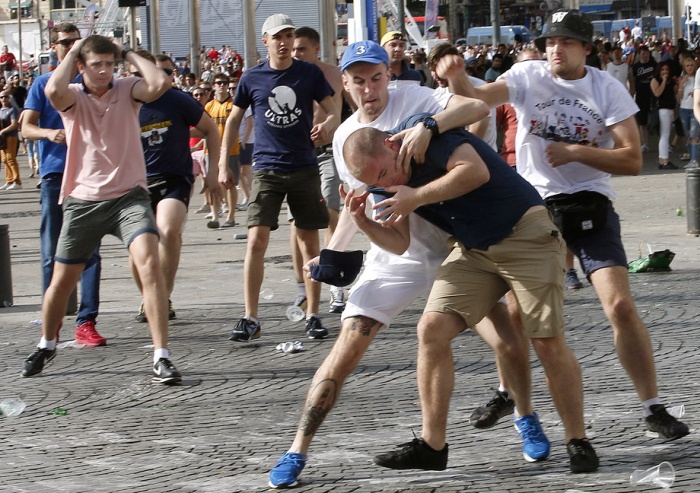 В Марселе произошли столкновения между российскими и английскими болельщиками (20 фото + 2 видео)