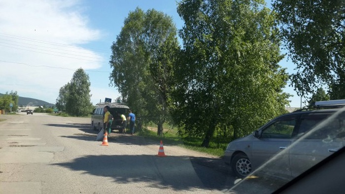 Жителям Киренска приходится самостоятельно заделывать ямы на дорогах (7 фото)