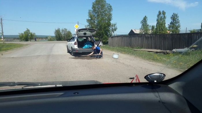 Жителям Киренска приходится самостоятельно заделывать ямы на дорогах (7 фото)
