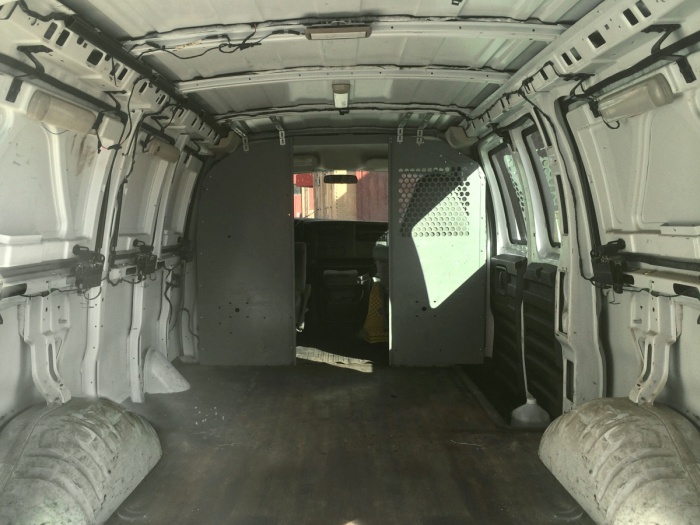 Превращение грузового фургона в мобильную квартиру-студию (15 фото)