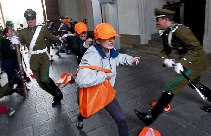 В Чили освободили лицей, захваченный протестующими школьницами (3 фото)