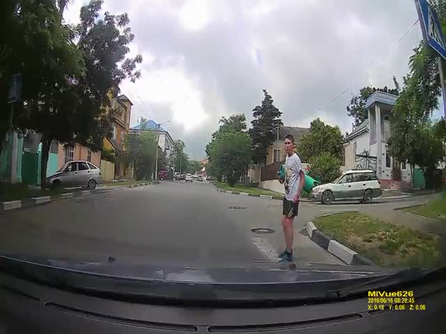 Слишком осторожный парень переходит дорогу