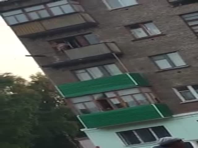 Наркоман устроил дебош на балконе
