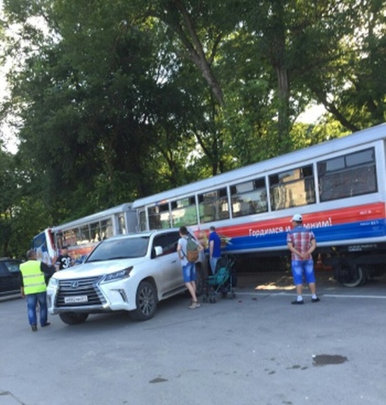 В Ростове детский поезд врезался в Lexus (3 фото)