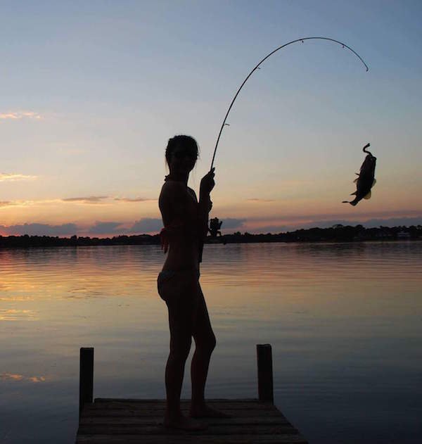 Горячие любительницы рыбалки (41 фото)