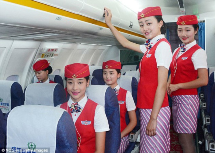 Суровые китайские стюардессы (9 фото)